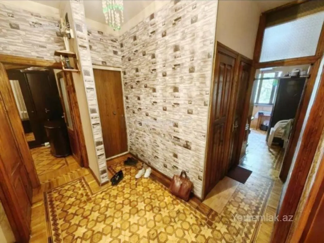 Satılır 4 otaqlı köhnə tikili 110 m²