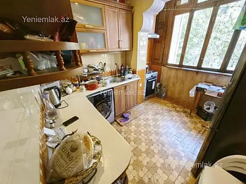 Satılır 4 otaqlı köhnə tikili 110 m²