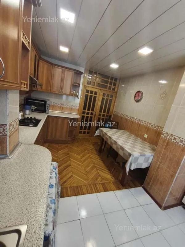 Satılır 3 otaqlı köhnə tikili 102 m²