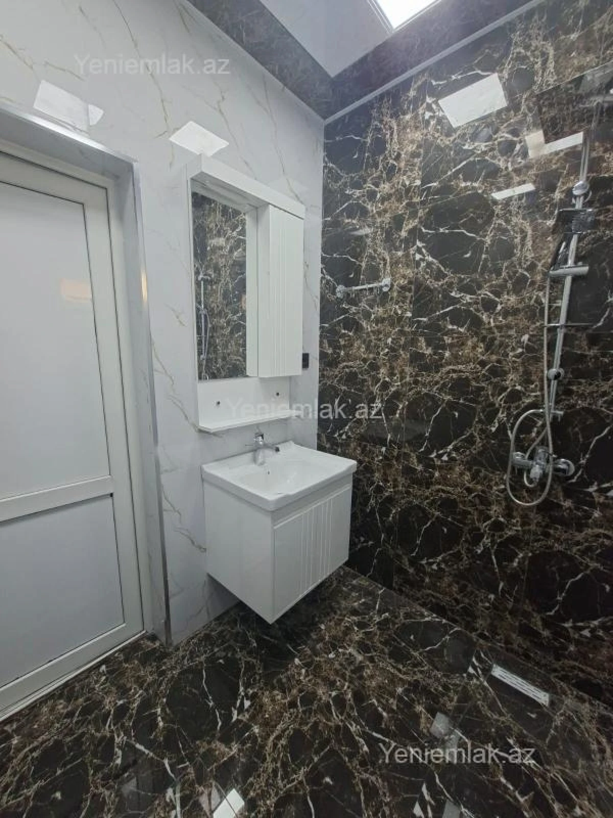 Satılır 5 otaqlı həyət evi 220 m²