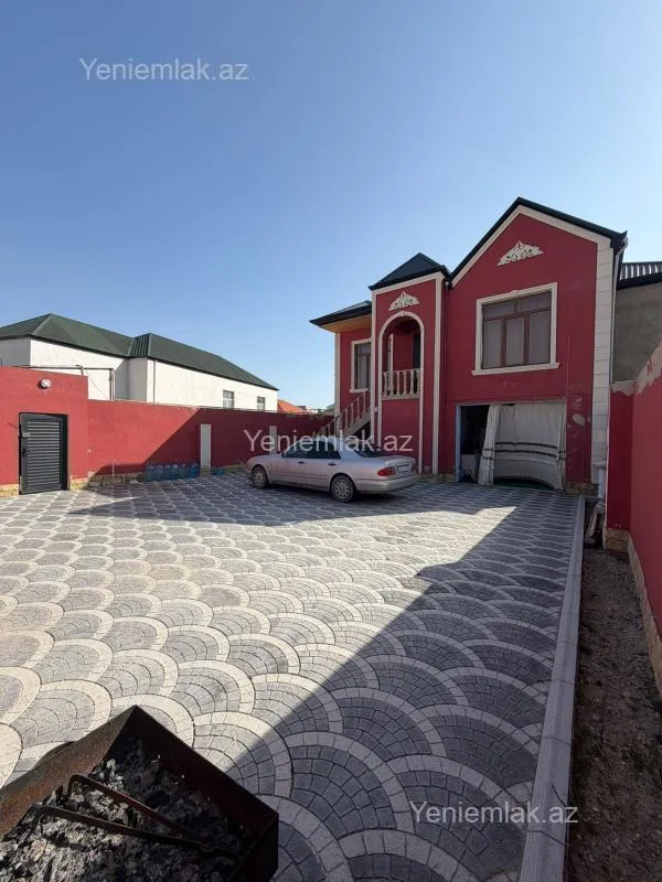 Satılır 11 otaqlı həyət evi 300 m²