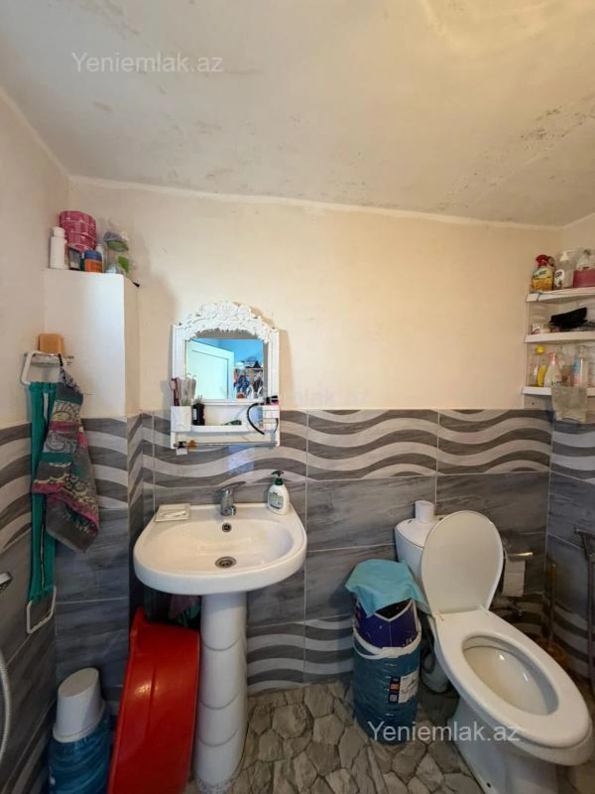 Satılır 11 otaqlı həyət evi 300 m²