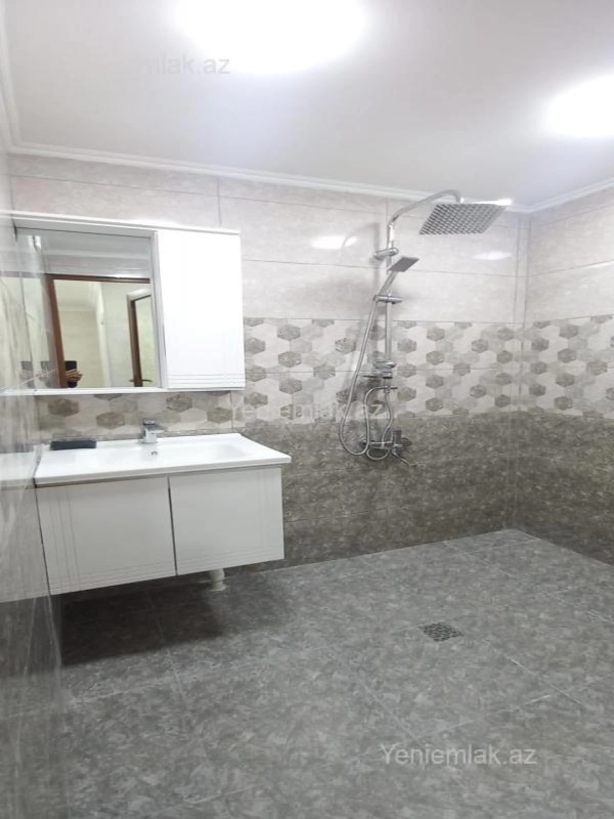 Satılır 2 otaqlı köhnə tikili 75 m²