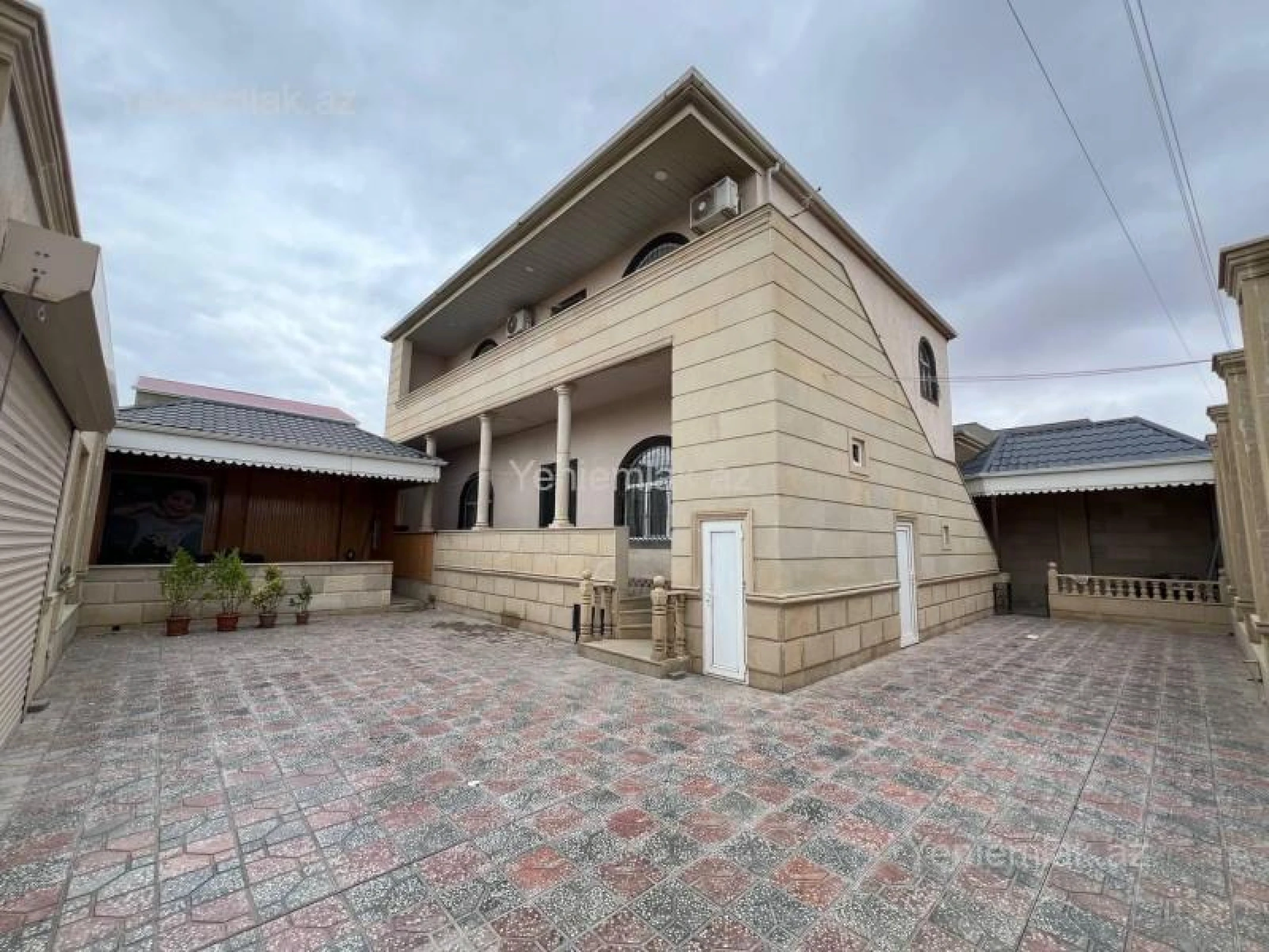 Satılır 8 otaqlı həyət evi 220 m²