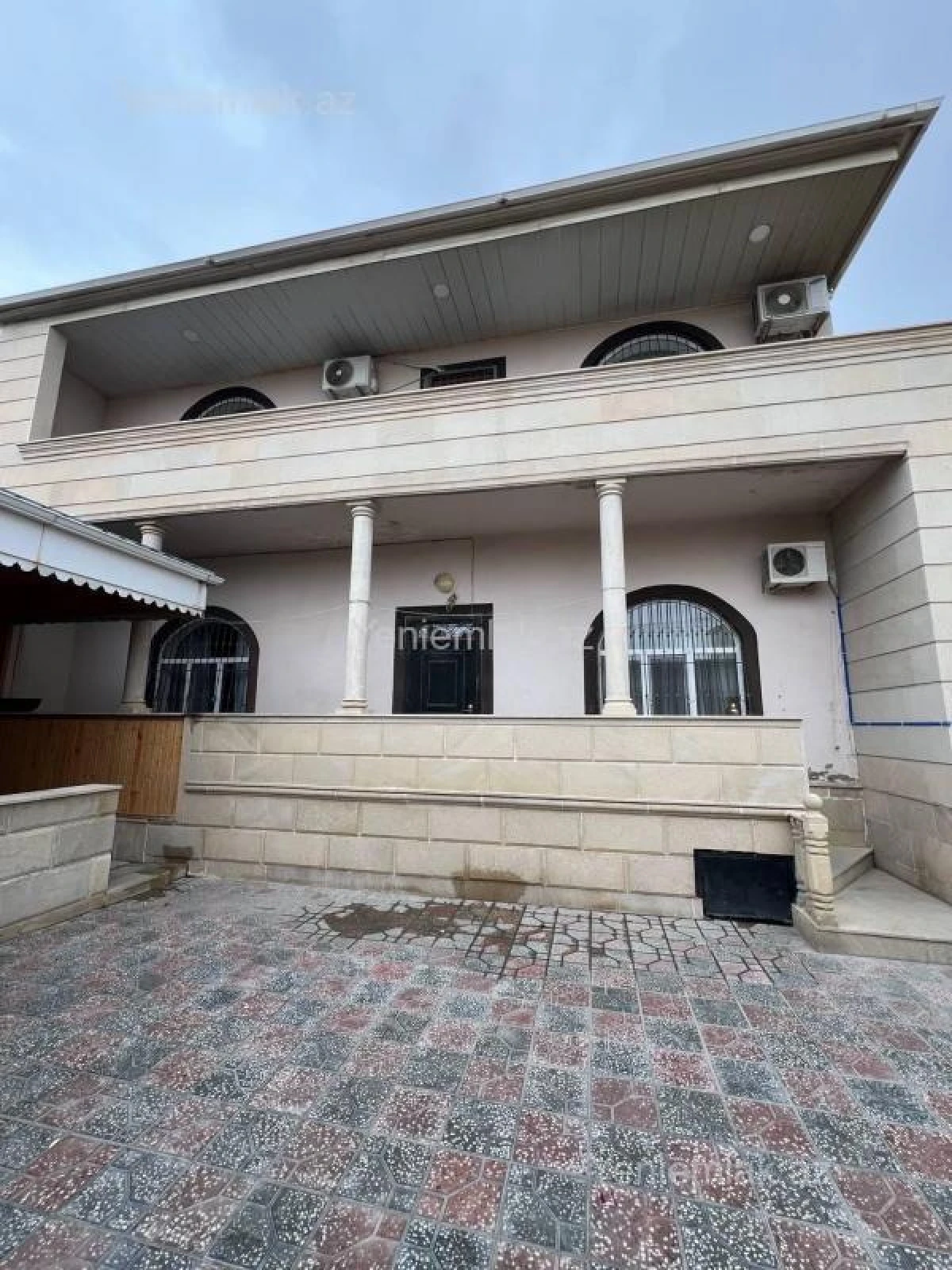 Satılır 8 otaqlı həyət evi 220 m²