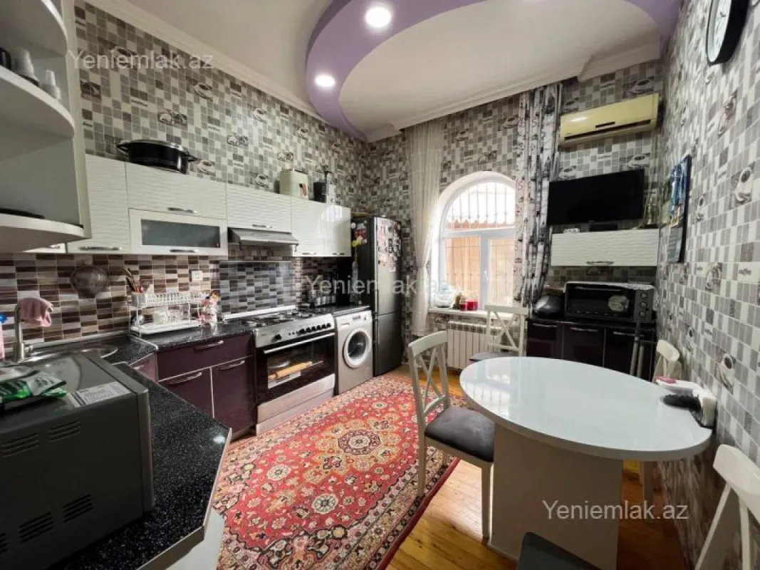 Satılır 8 otaqlı həyət evi 220 m²