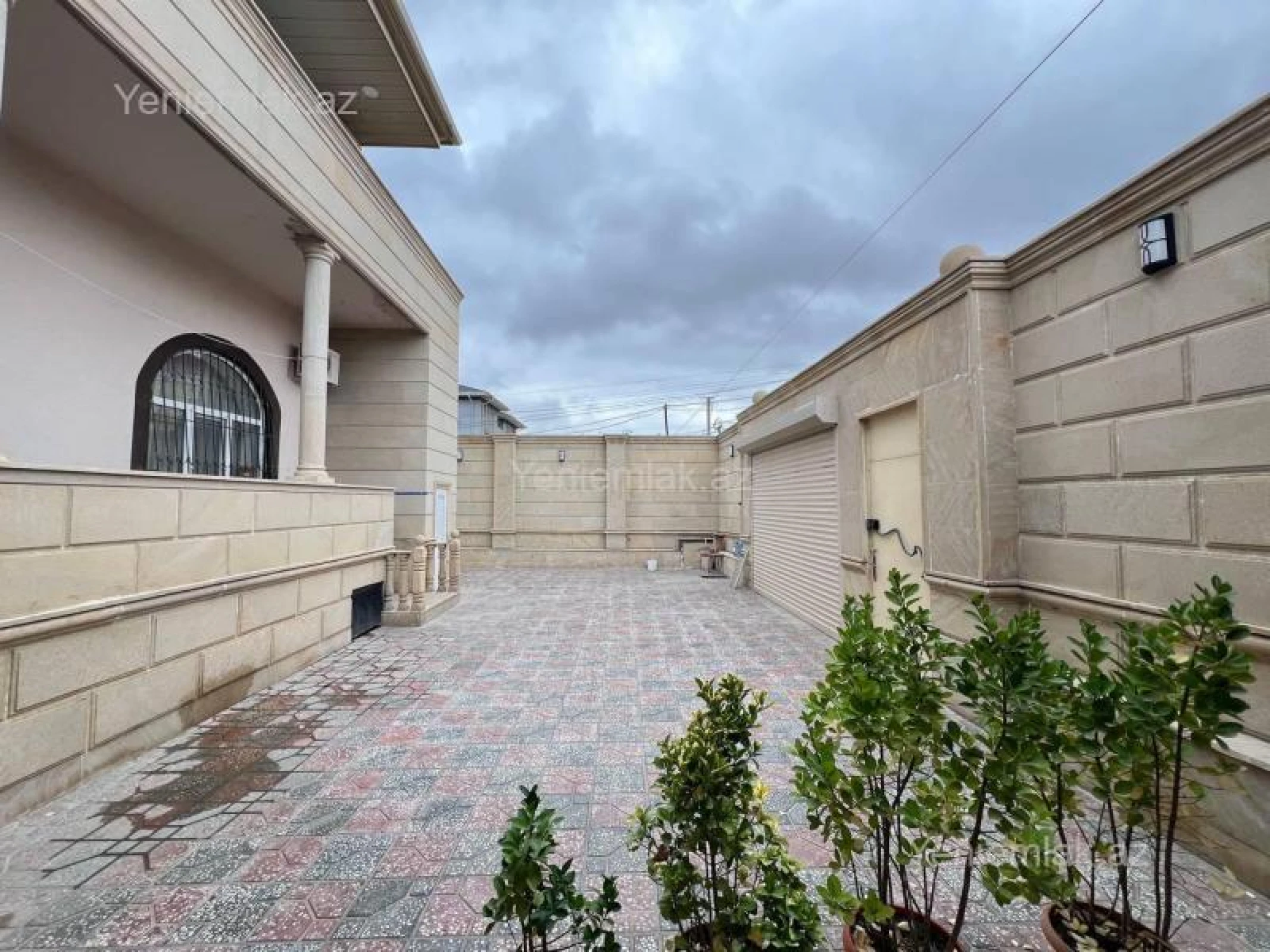 Satılır 8 otaqlı həyət evi 220 m²