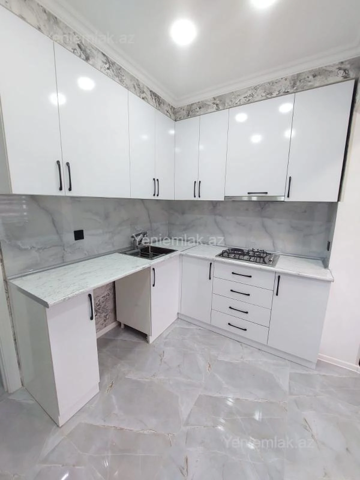 Satılır 2 otaqlı köhnə tikili 65 m²