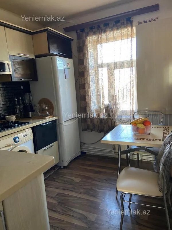 Satılır 2 otaqlı köhnə tikili 60 m²