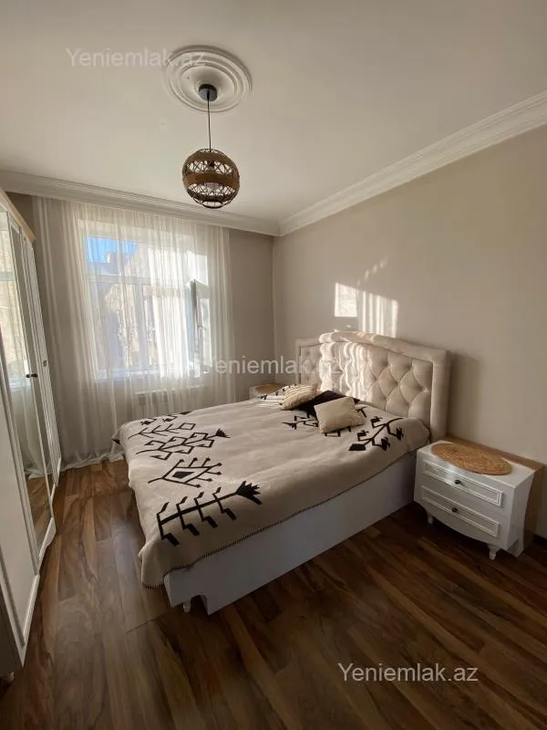 Satılır 2 otaqlı köhnə tikili 60 m²