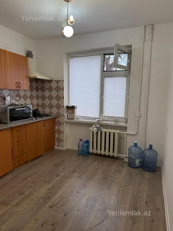 Satılır 2 otaqlı köhnə tikili 65 m²