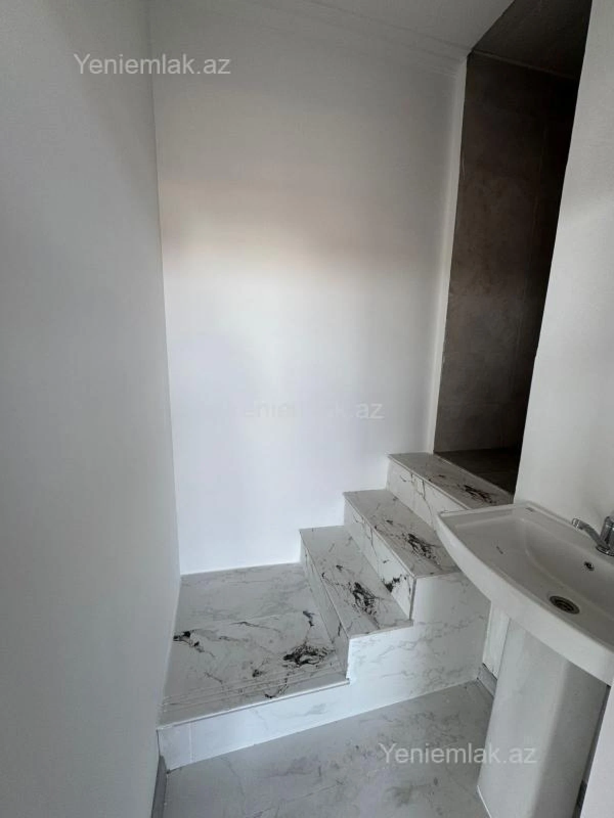 Satılır 5 otaqlı obyekt 180 m²