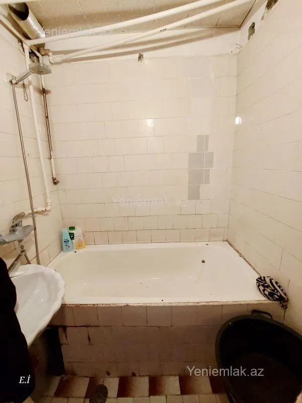 Satılır 3 otaqlı köhnə tikili 70 m²