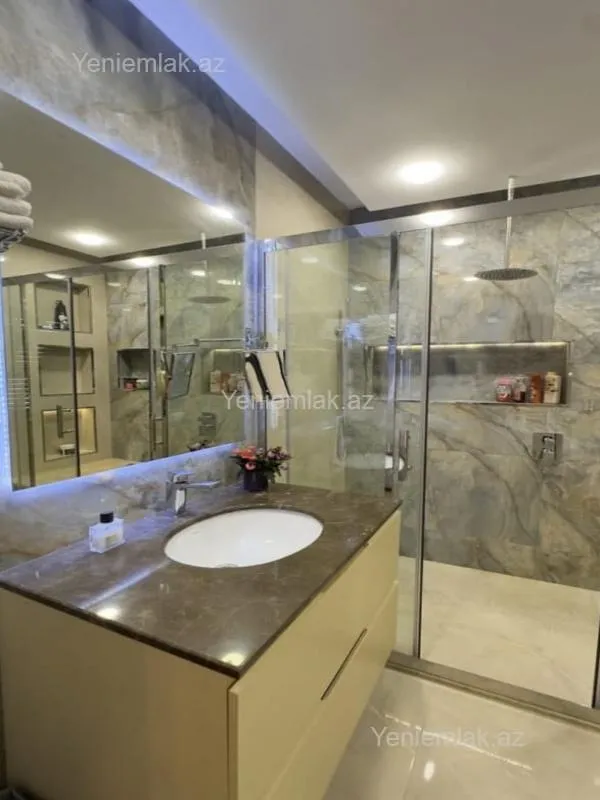Satılır 7 otaqlı həyət evi 440 m²