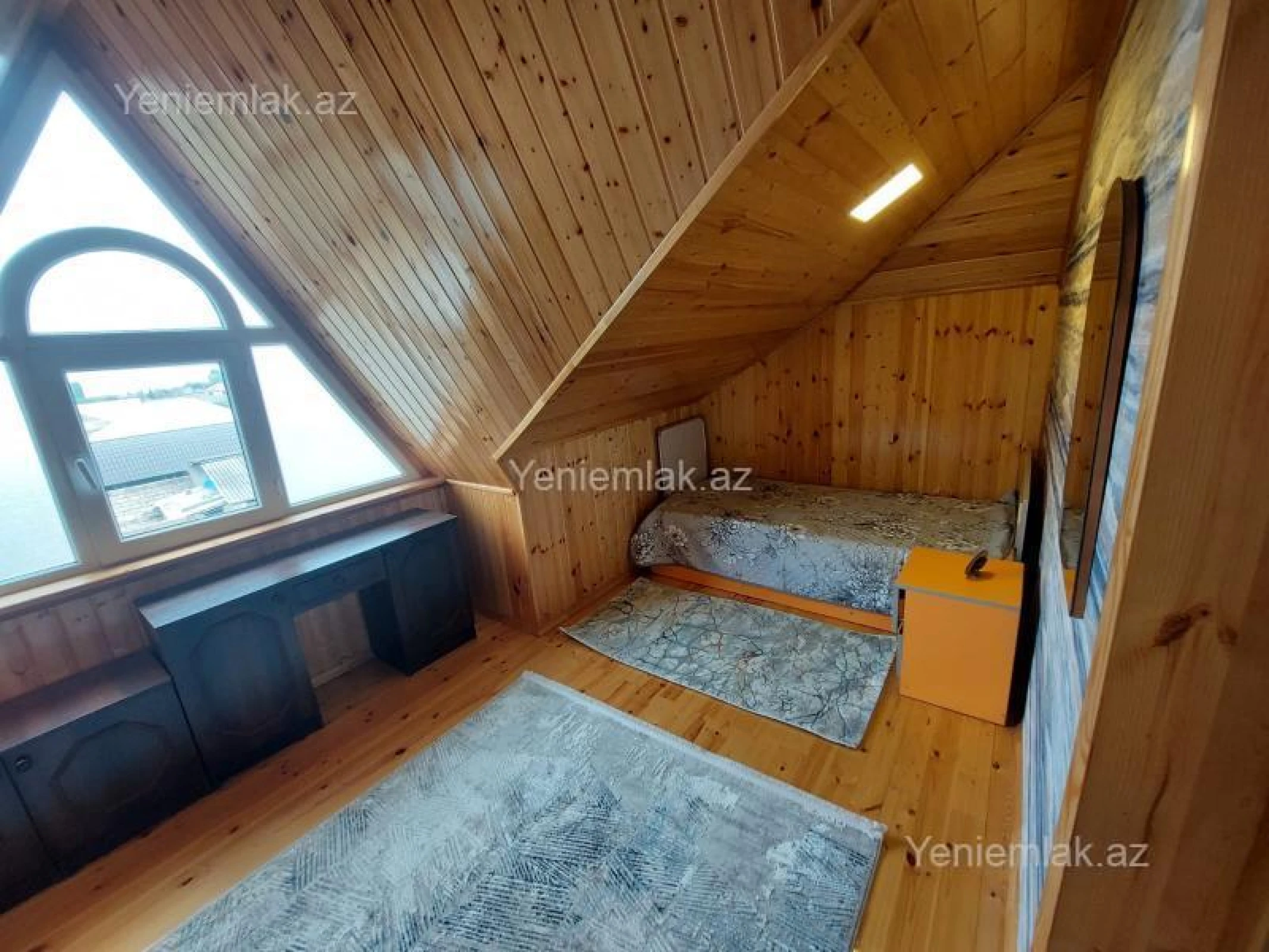 Satılır 10 otaqlı həyət evi 230 m²