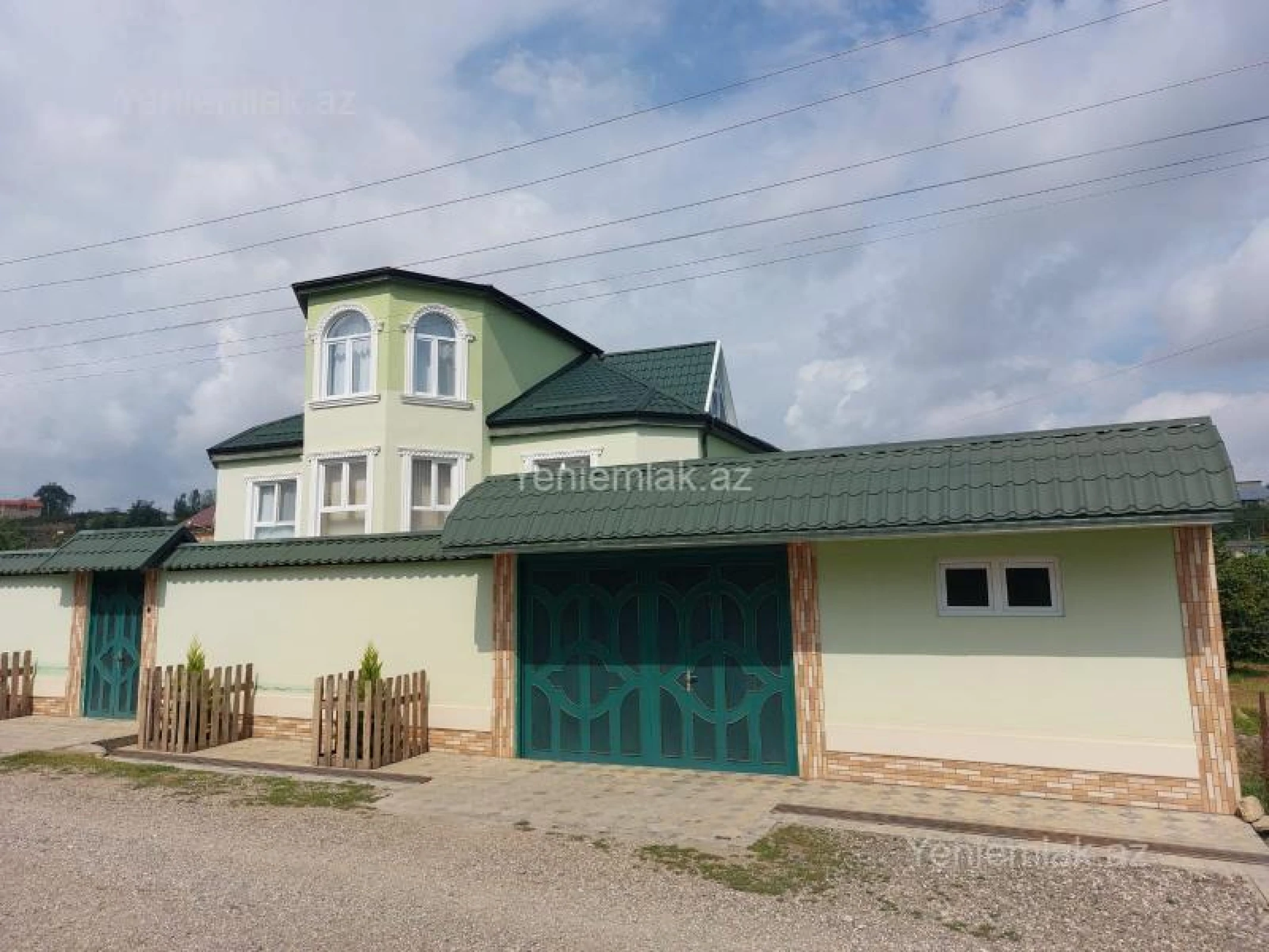 Satılır 10 otaqlı həyət evi 230 m²