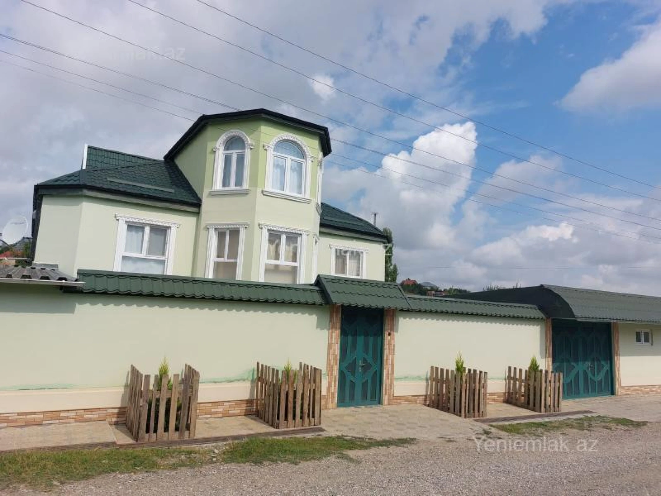 Satılır 10 otaqlı həyət evi 230 m²