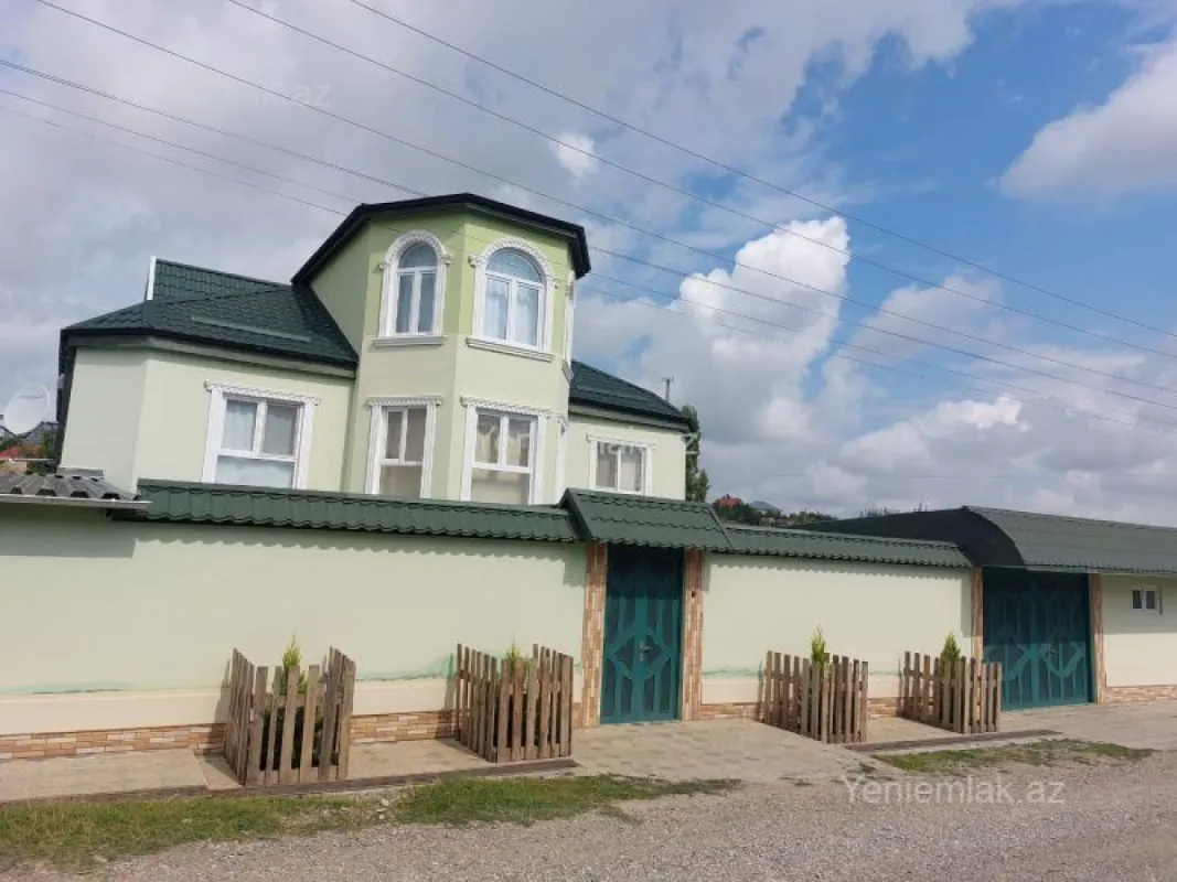 Satılır 10 otaqlı həyət evi 230 m²