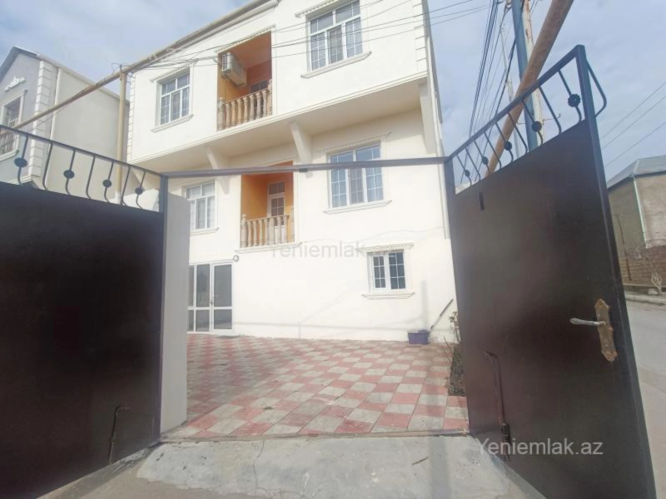 Satılır 5 otaqlı həyət evi 165 m²