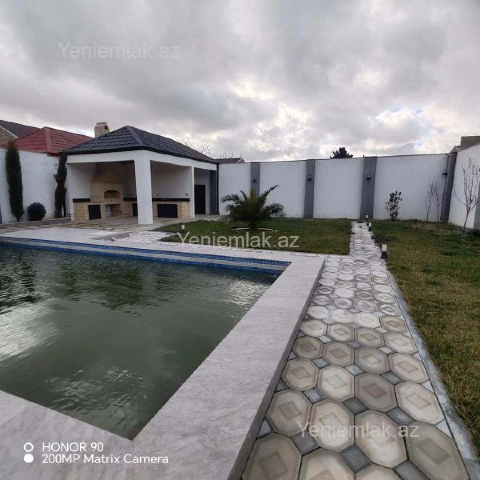 Satılır 5 otaqlı həyət evi 220 m²