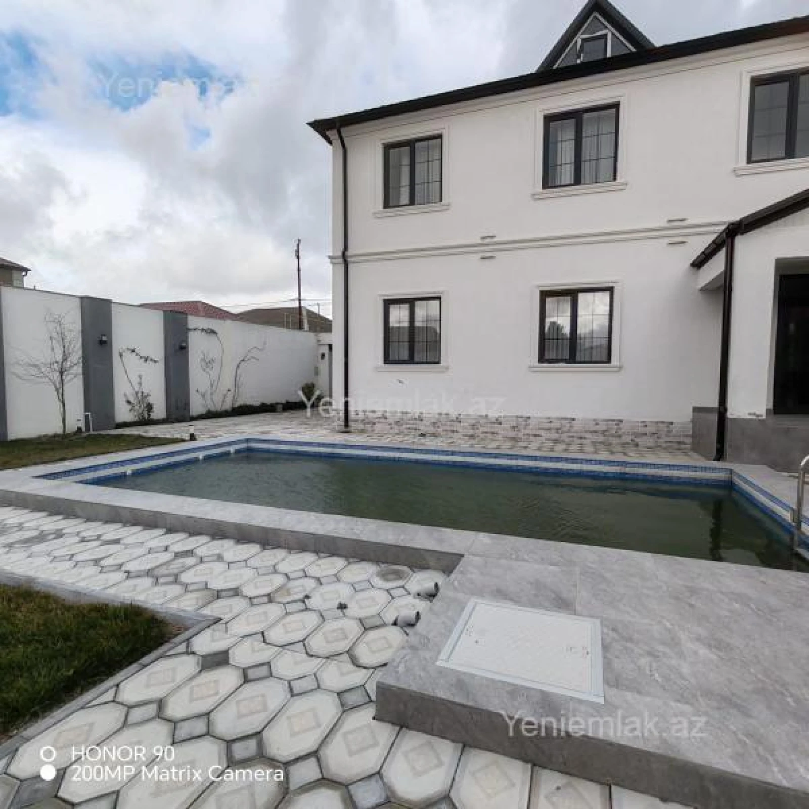 Satılır 5 otaqlı həyət evi 220 m²