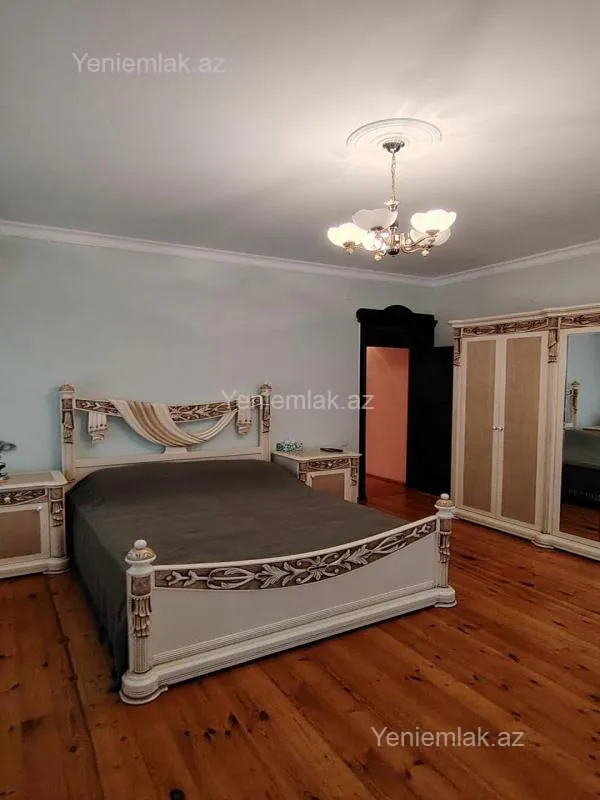 Satılır 5 otaqlı həyət evi 180 m²