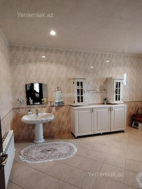 Satılır 5 otaqlı həyət evi 180 m²