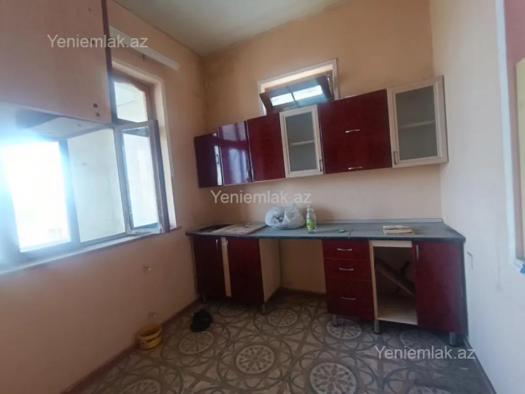 Satılır 9 otaqlı həyət evi 300 m²