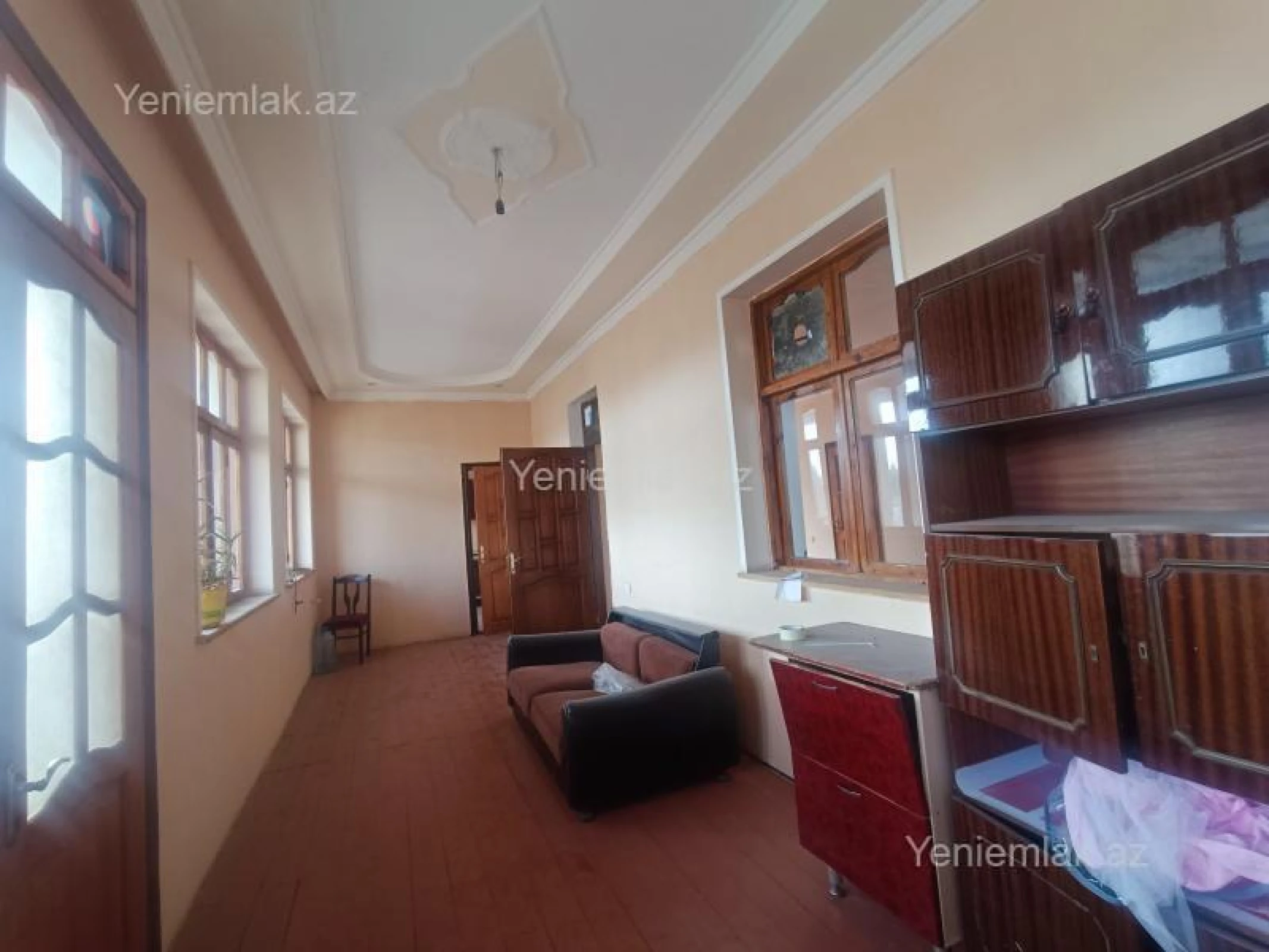 Satılır 9 otaqlı həyət evi 300 m²