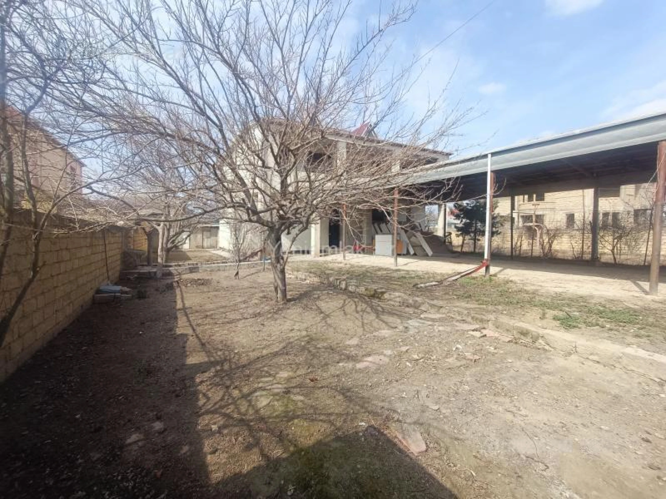 Satılır 9 otaqlı həyət evi 300 m²