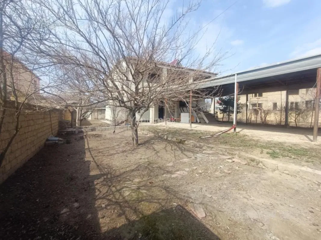 Satılır 9 otaqlı həyət evi 300 m²
