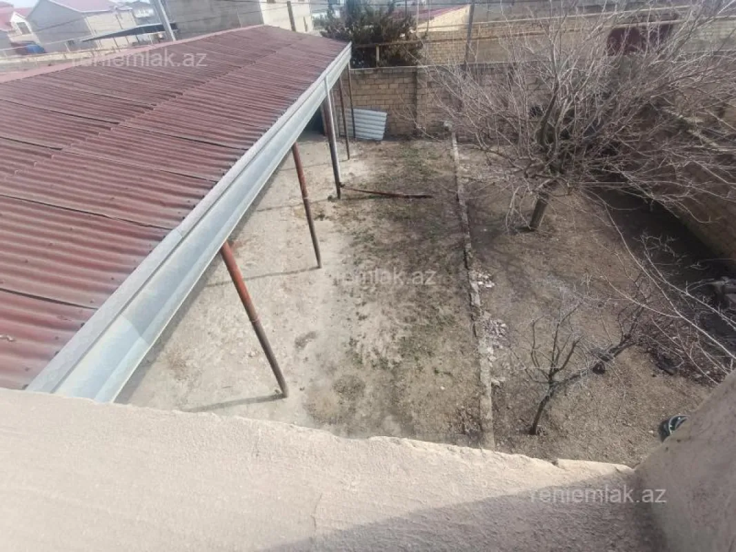 Satılır 9 otaqlı həyət evi 300 m²