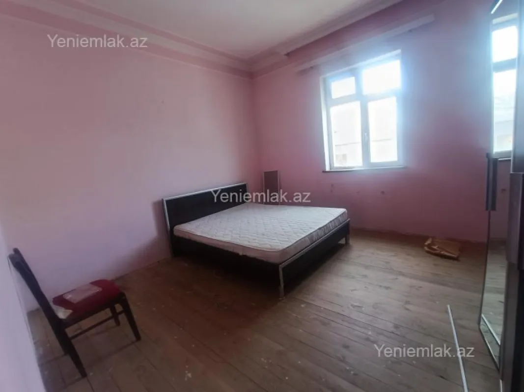 Satılır 9 otaqlı həyət evi 300 m²