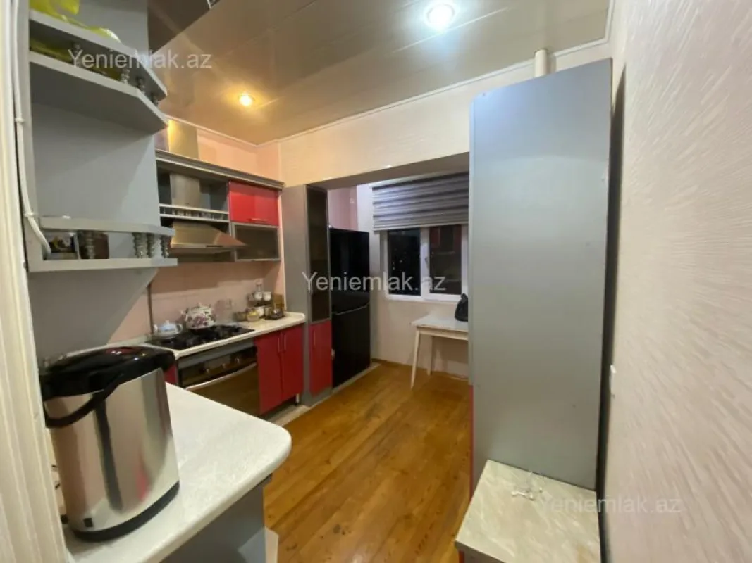 Satılır 4 otaqlı köhnə tikili 100 m²