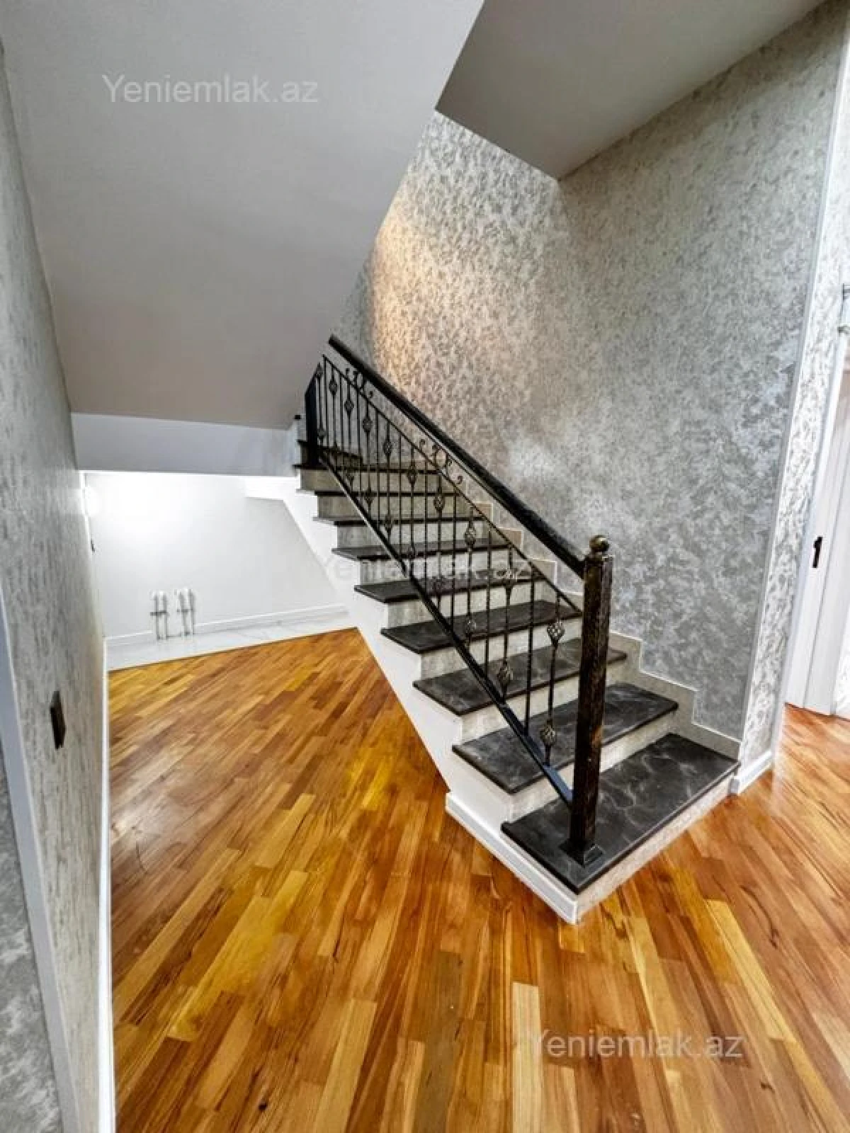 Satılır 5 otaqlı həyət evi 240 m²