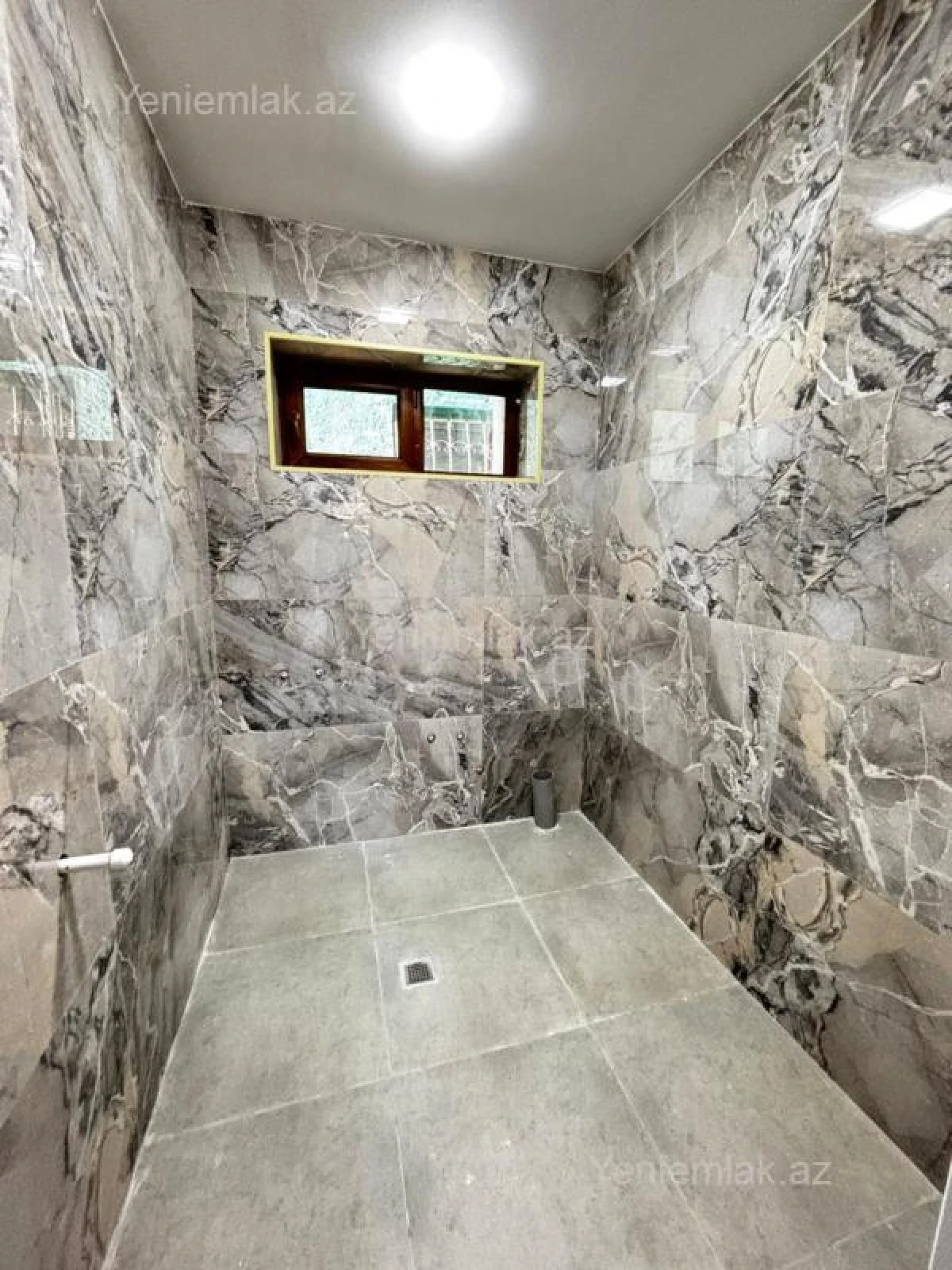 Satılır 5 otaqlı həyət evi 240 m²