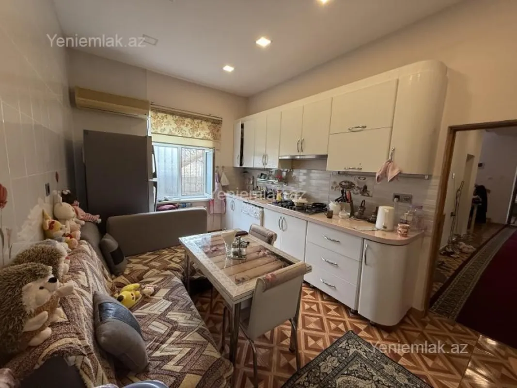 Satılır 9 otaqlı həyət evi 200 m²