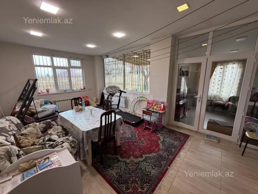 Satılır 9 otaqlı həyət evi 200 m²