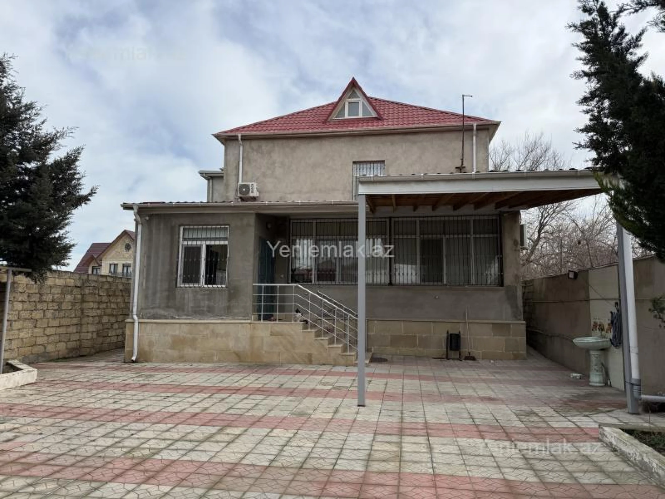 Satılır 9 otaqlı həyət evi 200 m²