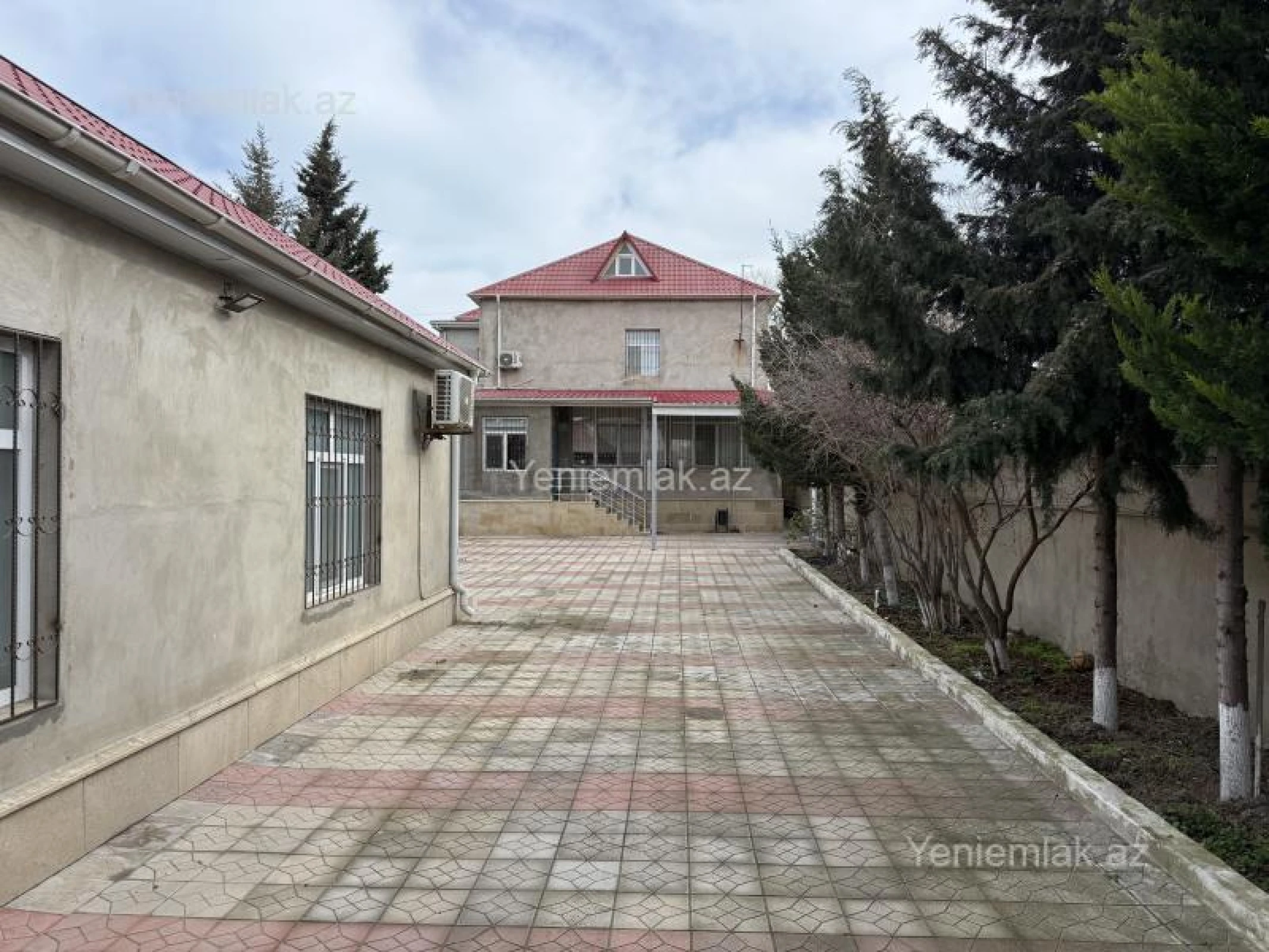 Satılır 9 otaqlı həyət evi 200 m²