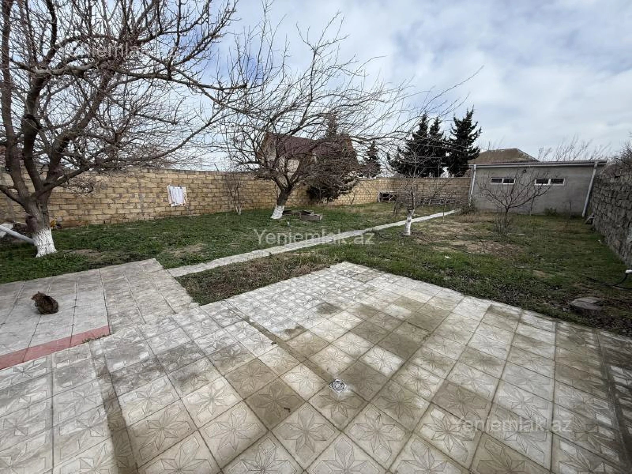 Satılır 9 otaqlı həyət evi 200 m²