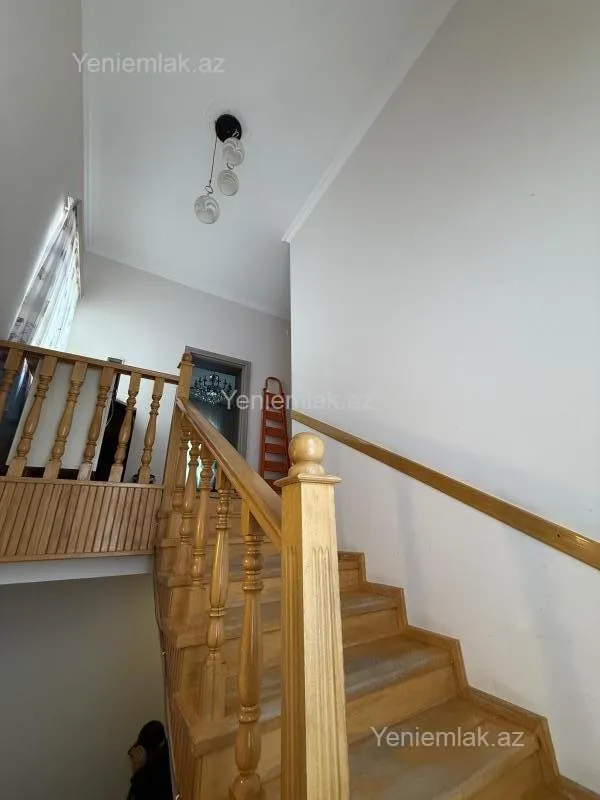 Satılır 9 otaqlı həyət evi 200 m²