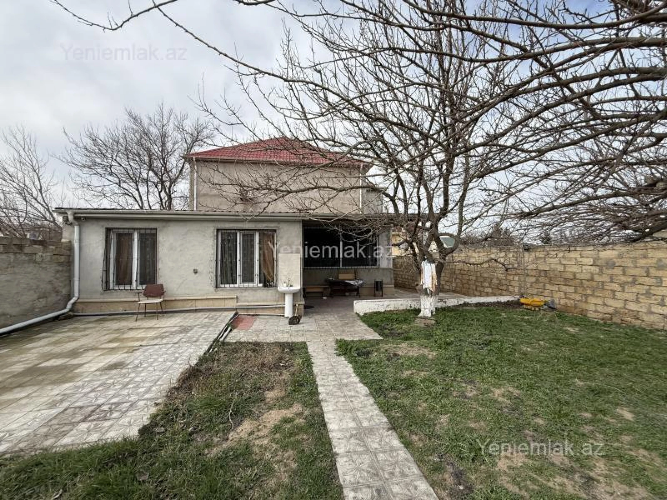 Satılır 9 otaqlı həyət evi 200 m²
