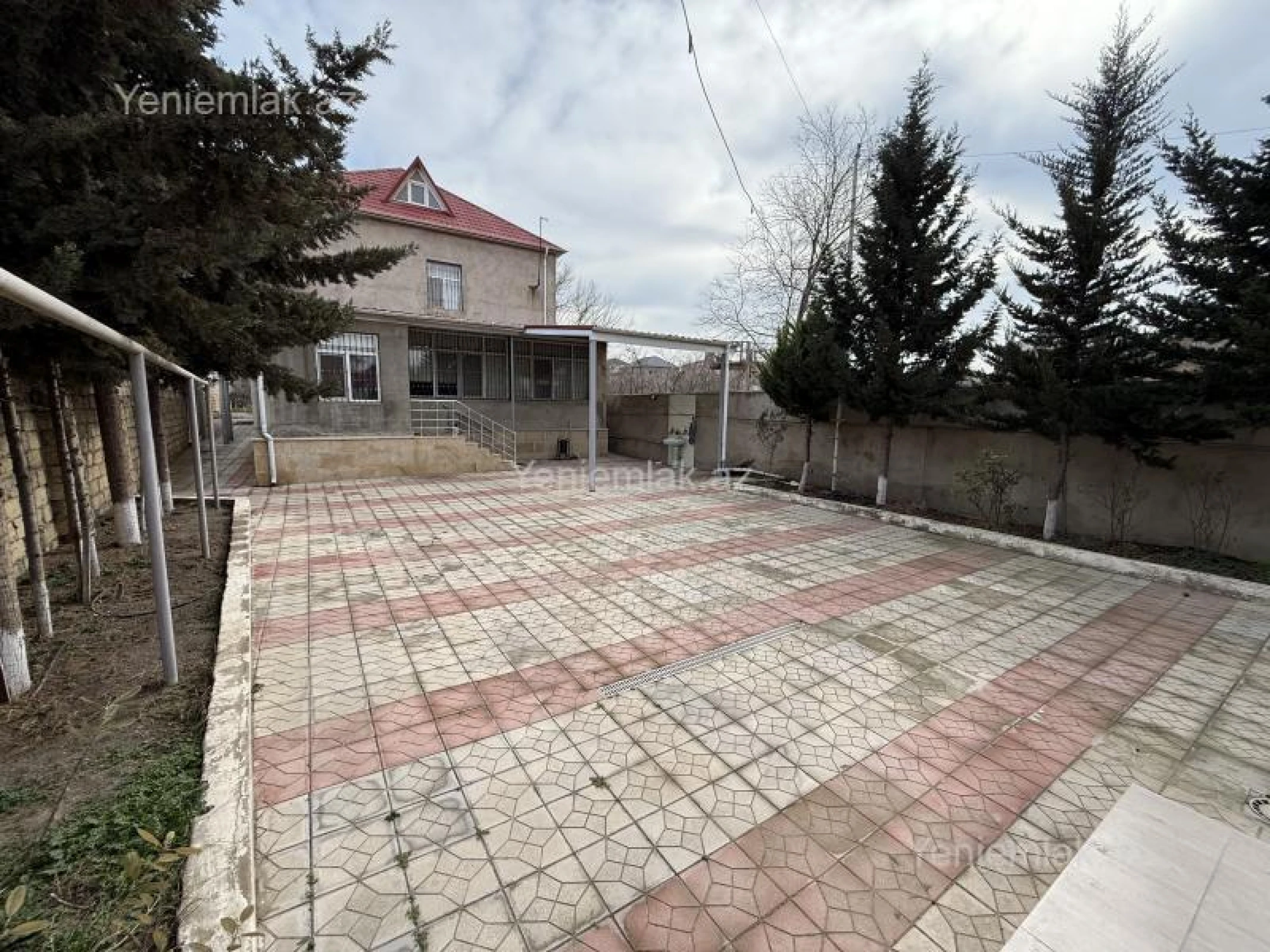 Satılır 9 otaqlı həyət evi 200 m²
