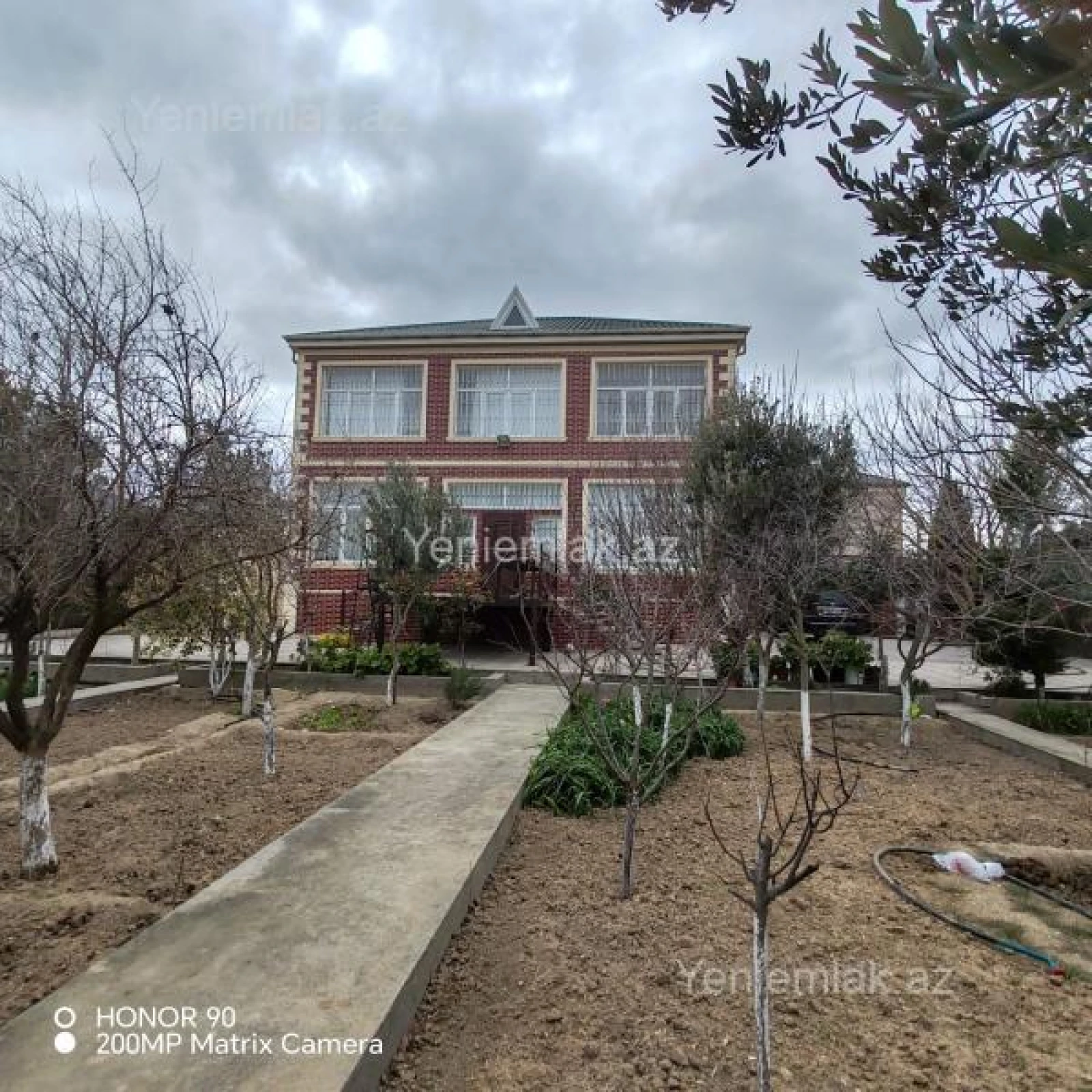 Satılır 5 otaqlı həyət evi 365 m²