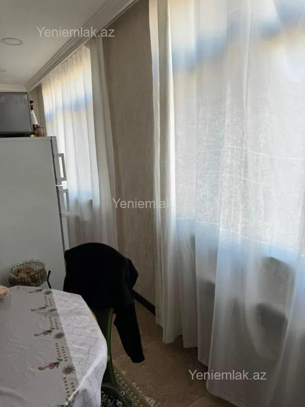 Satılır 4 otaqlı köhnə tikili 90 m²