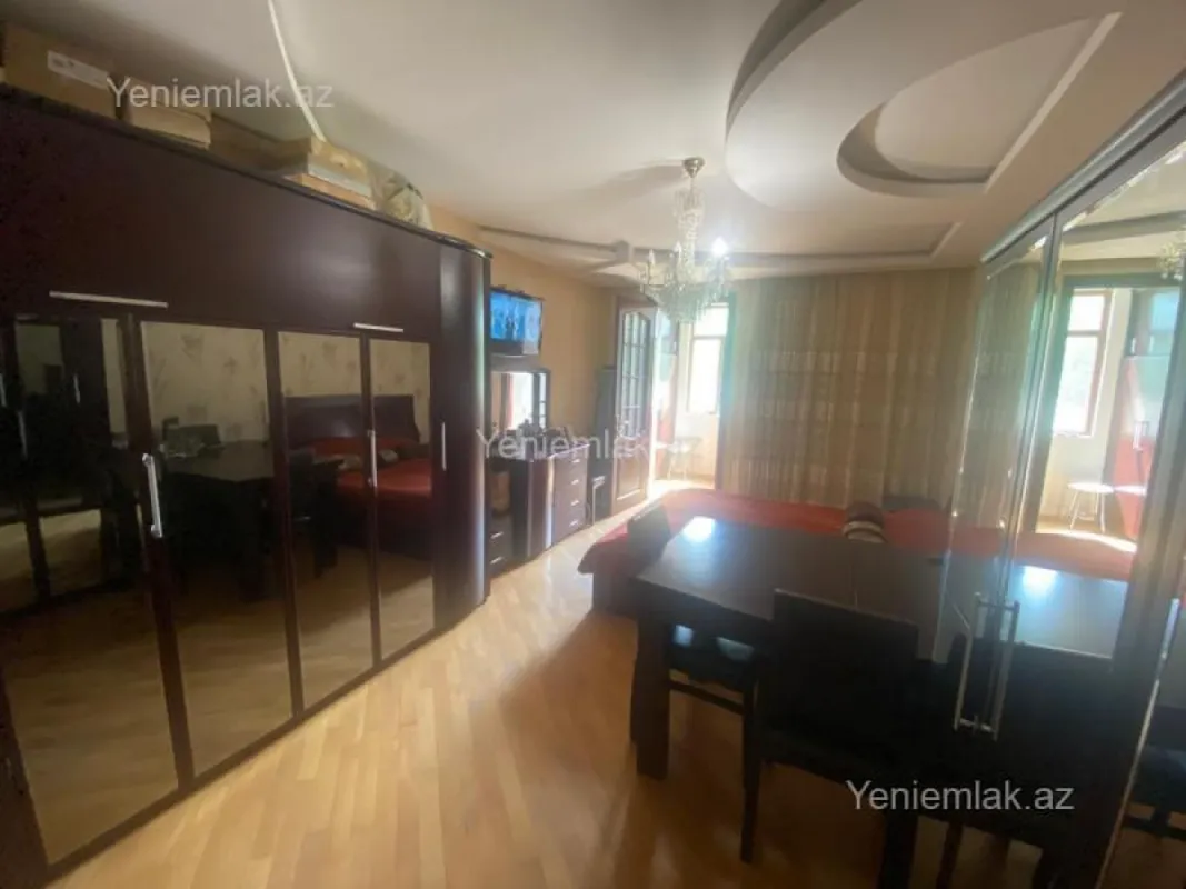 Satılır 4 otaqlı köhnə tikili 120 m²