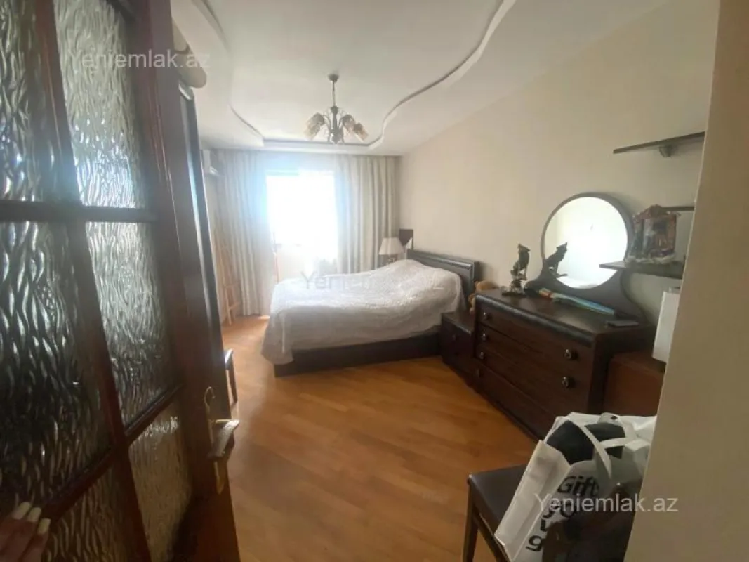 Satılır 4 otaqlı köhnə tikili 120 m²