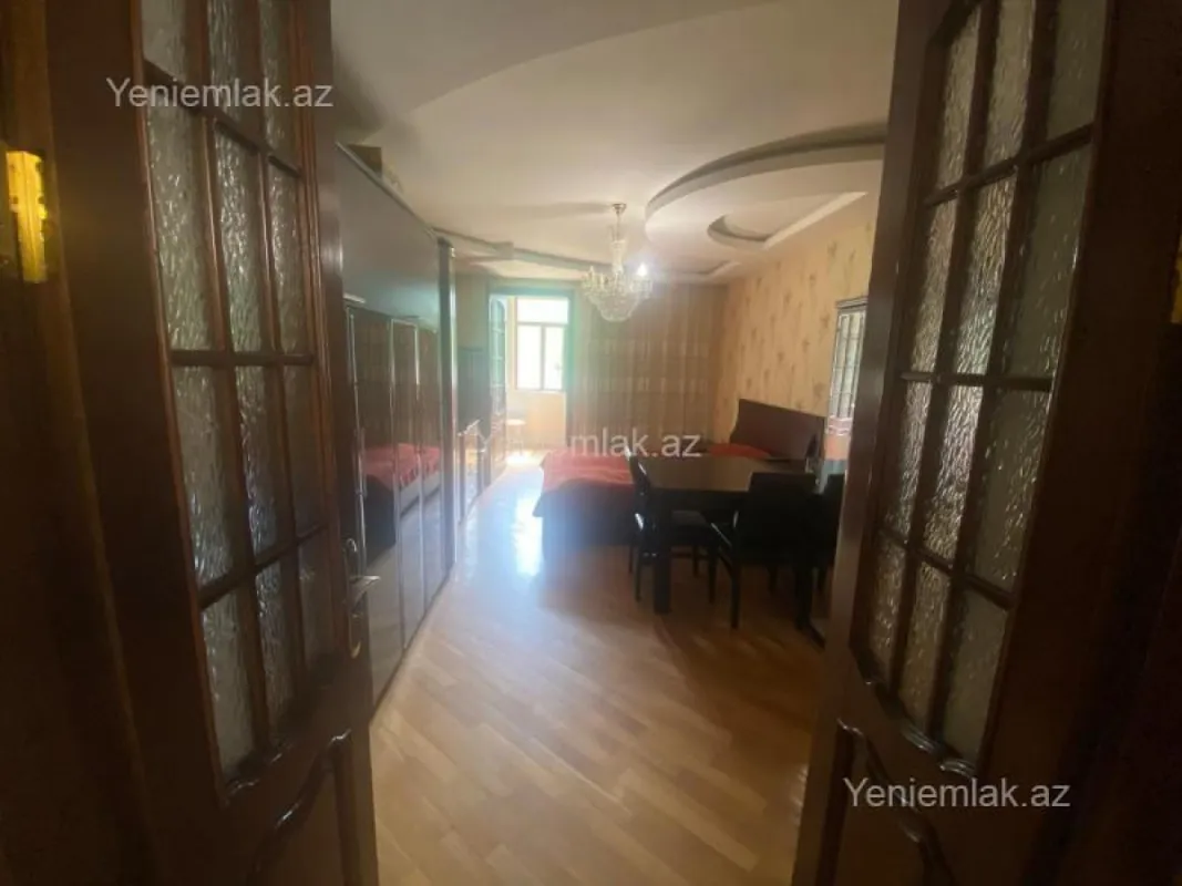 Satılır 4 otaqlı köhnə tikili 120 m²