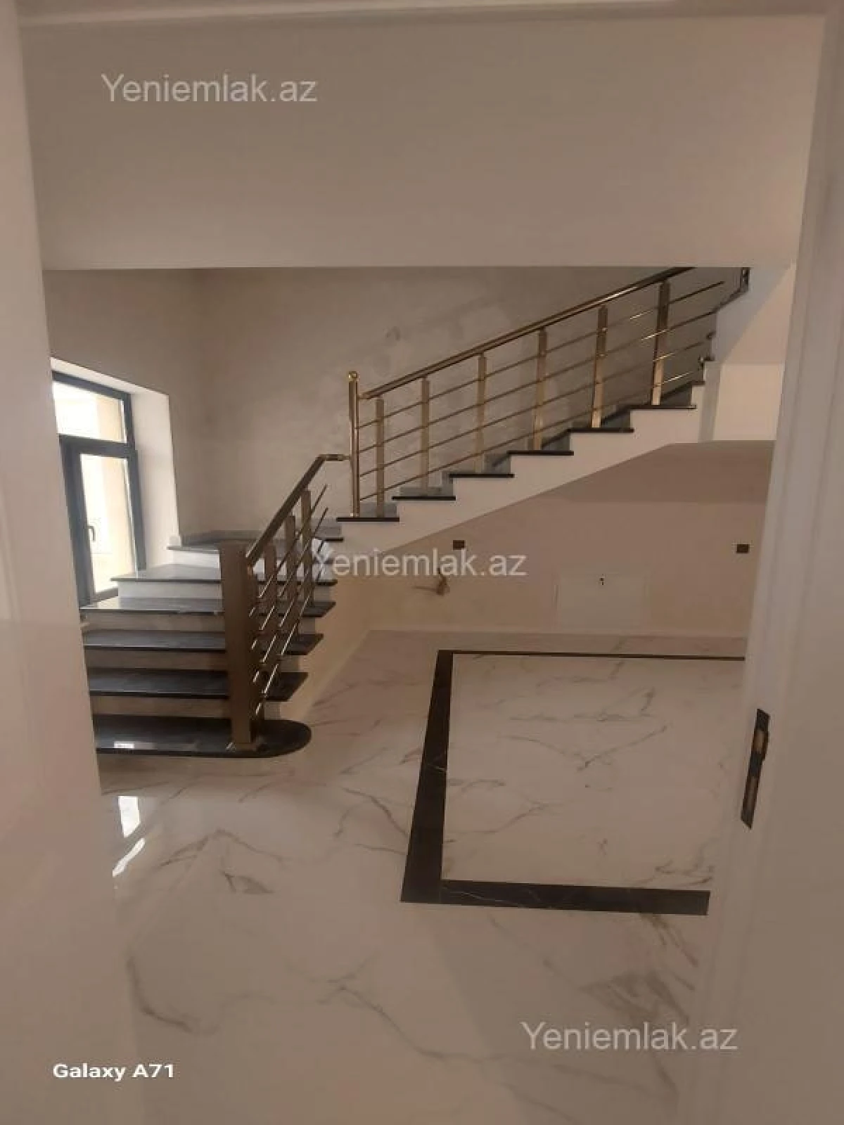 Satılır 6 otaqlı həyət evi 335 m²